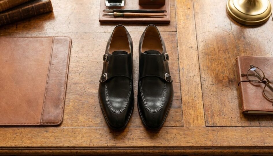 ダブルモンクとモカ縫いが融合した独創的なデザイン