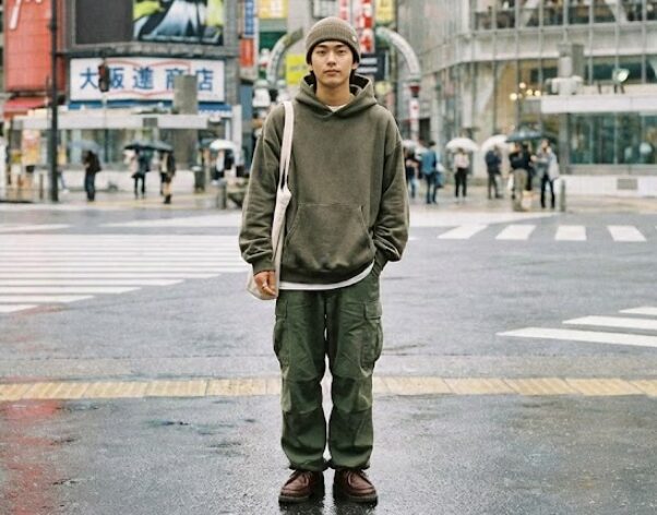 カジュアルコーデを格上げするミカエルの独創的な形