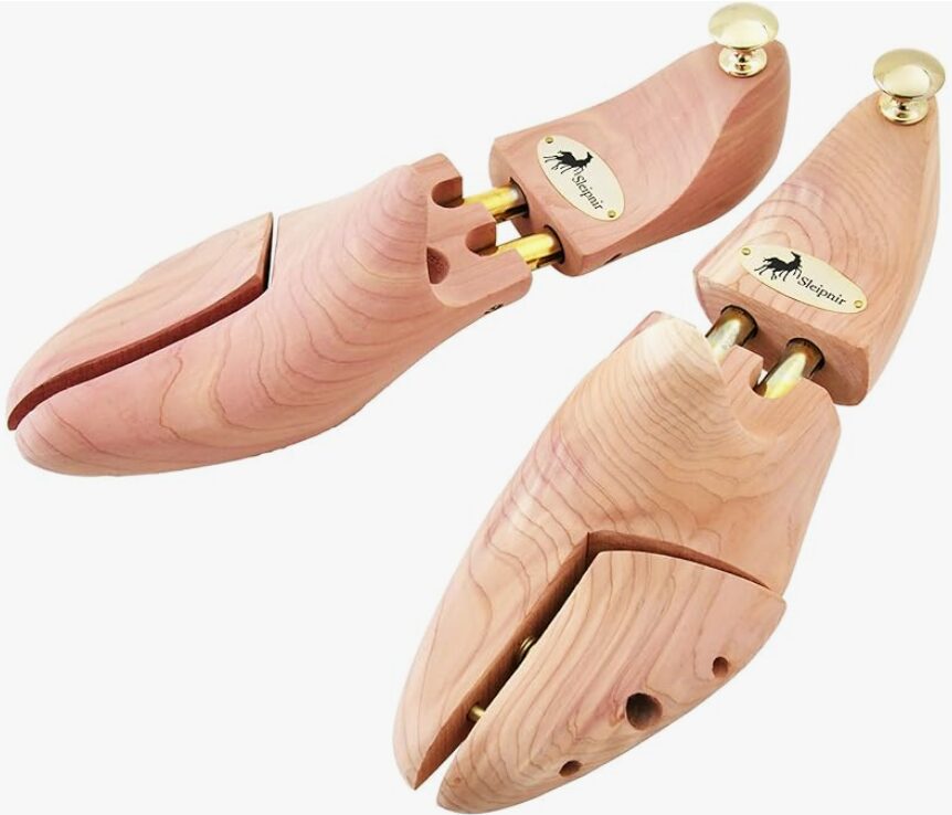 スレイプニルのシューツリーでシワを矯正する