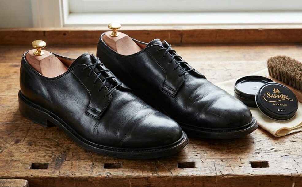 長く履き続けるためのブラッシングとオイルケア