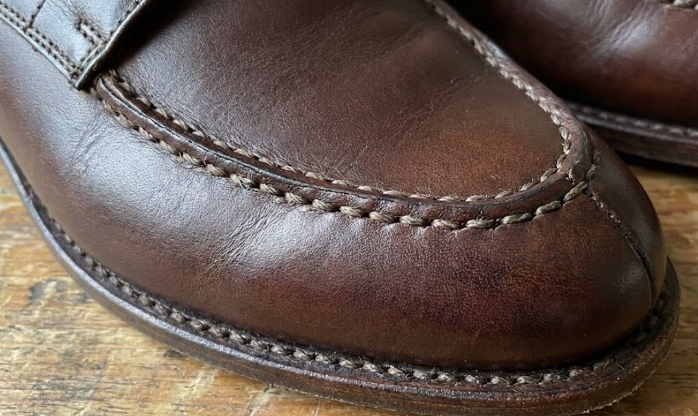 熟練職人の手縫いが生むモカステッチの魅力