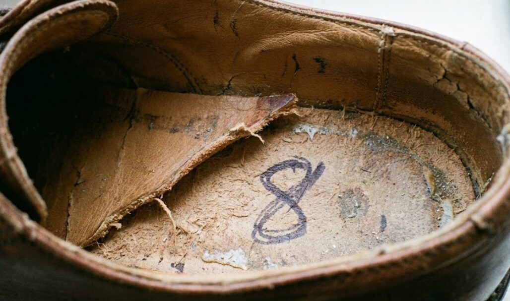 リーガルの中敷き剥がれの原因と素材の劣化について