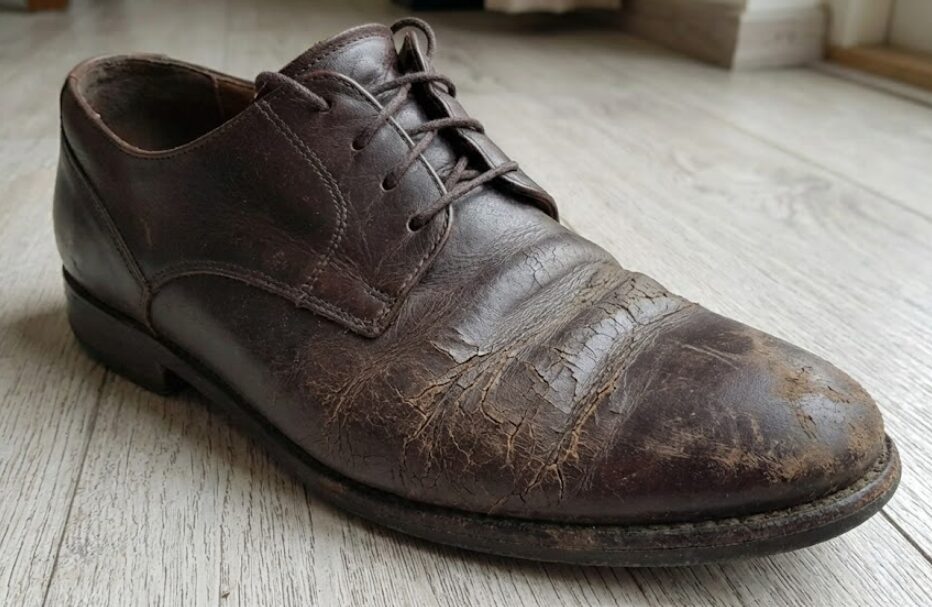 手入れ不足によるひび割れと光沢の不自然な対比