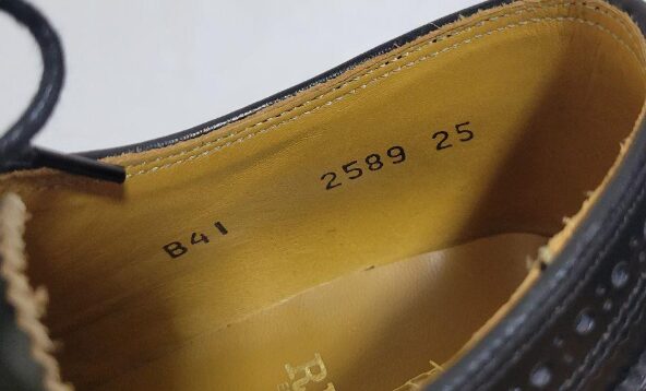 ビジネスシューズのサイズ表記がどこにあるか確認