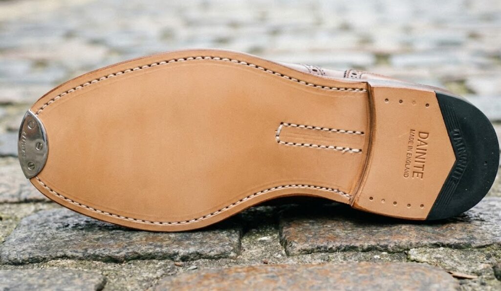 堅牢なダブルレザーソールとウェルトの仕様