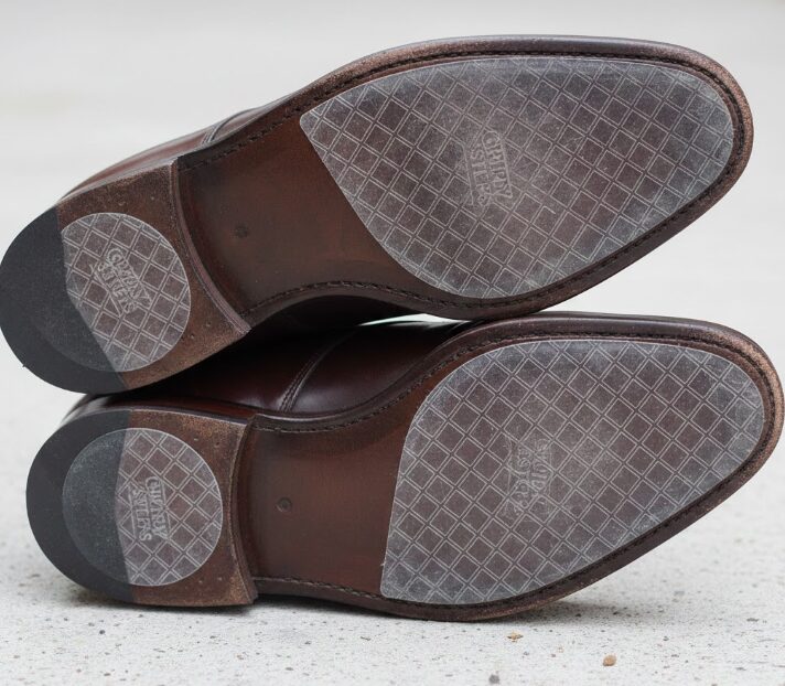 滑り止めシールやシューズバンドを活用した消音対策